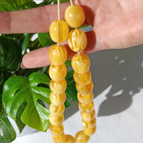 Komboloi with 22 yellow oval beads like new