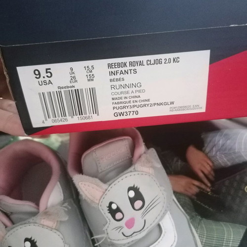 Children's sports shoes used, size 26, with small defect