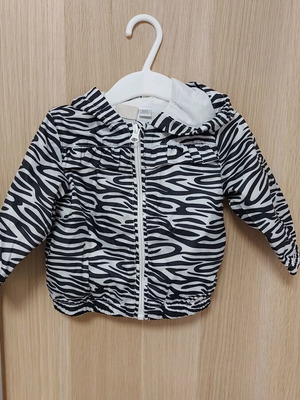 Baby jacket windproof spring like new, 5 to 9 months