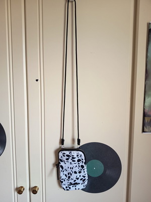 Pull&Bear crossbody phone bag like new, black and white