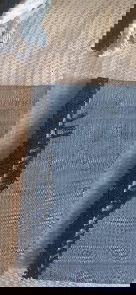 Πωλείται Ριχταρι με διαστάσεις 180×230 με κρόσσια χρώμα μαύρο με άσπρο