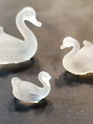 Vintage satin glass swans set of 3 like new
