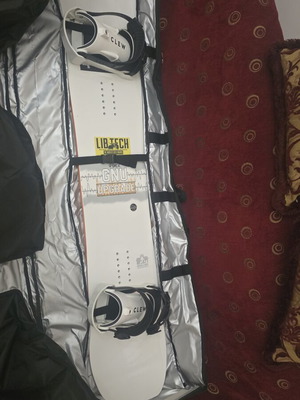 GNU Upgrade snowboard with Clew step-in bindings, helmet and wheeled bag
