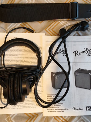 Fender Rumble 25W Bass Amplifier with Roland RH-5 Headphones like new