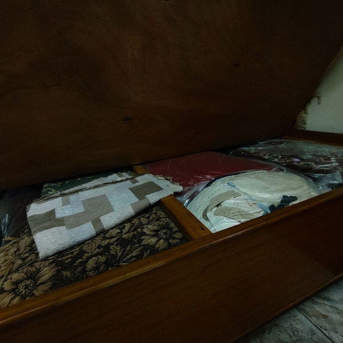 Single divan bed with storage space and mattress, like new