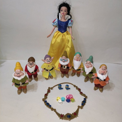 Disney Snow White and the 7 Dwarfs necklace and 2 rings set like new
