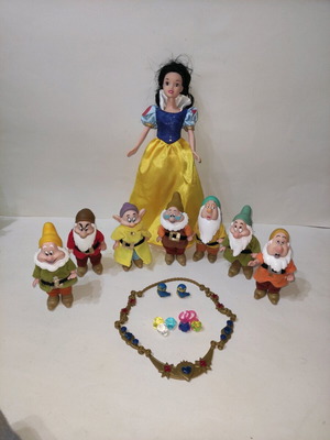 Disney Snow White and the 7 Dwarfs necklace and 2 rings set like new