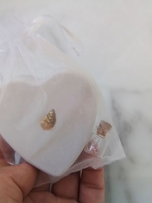 Wedding favors set of 80 scented plaster hearts in organza bags