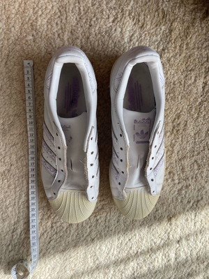 Adidas Superstar αθλητικά παπούτσια μεταχειρισμένα, λευκά με vintage μοτίβο, νούμερο 39