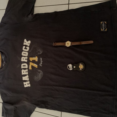 Hard Rock Cafe set with T-shirt, watch and keychain like new