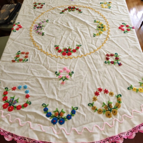 Handmade tablecloth 180 diameter like new