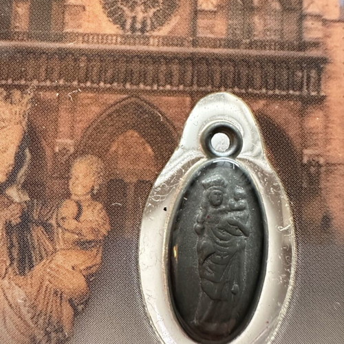 Collectible Notre Dame pendant and prayer card new