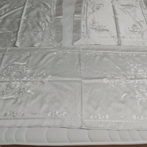 Silk dining set unused, dowry
