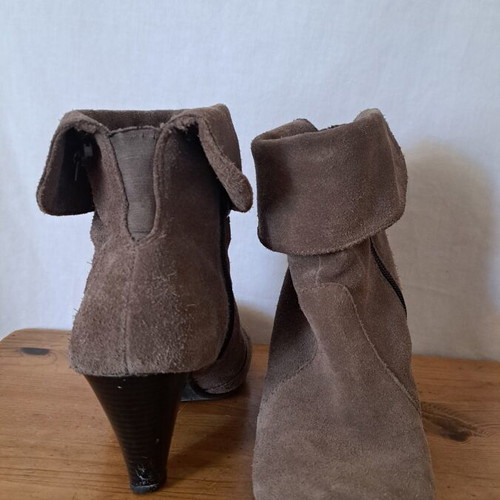 Tamaris suede ankle boots, beige, size 39, low heel