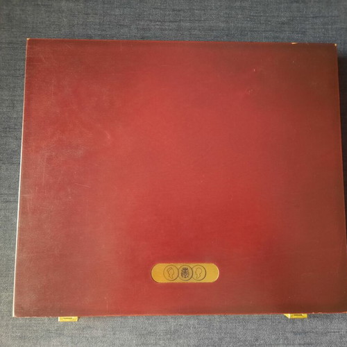 Wooden luxury case with 12 felt coin slots like new