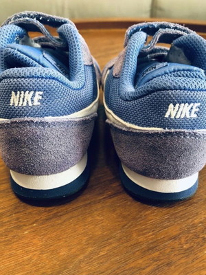 Nike boys' athletic shoes used, size 23.5, blue