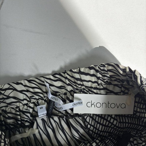 Ckontova skirt size medium new, white and gray