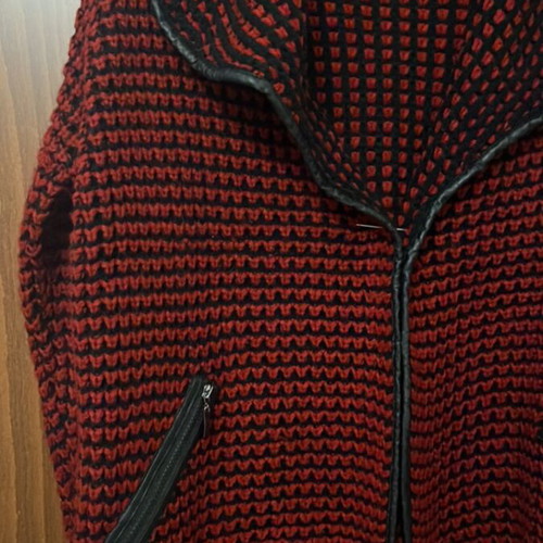 Knitted cardigan like new, long sleeves with pockets, black and red