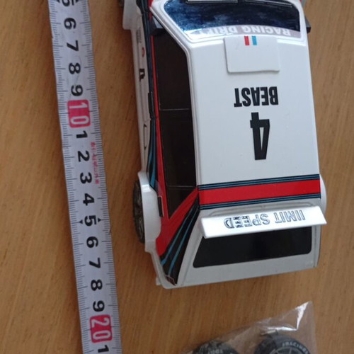R/C car with 4 wheel drive and extra tires