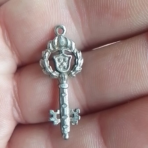 Decorative key pendant with crown like new, silver