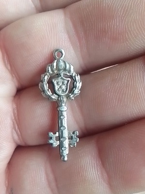 Decorative key pendant with crown like new, silver