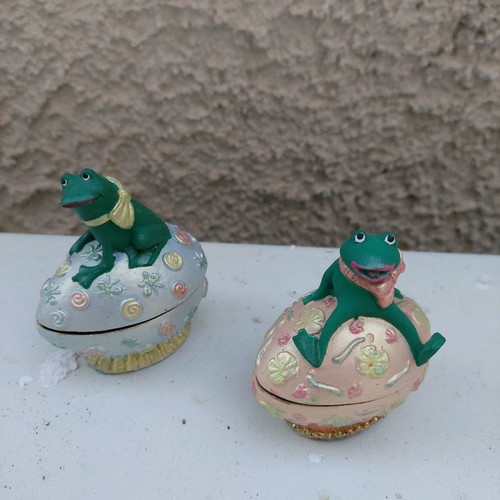 Easter decorative eggs used with frogs