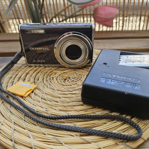 Olympus X-935 digital compact camera bundle like new