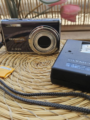 Olympus X-935 digital compact camera bundle like new