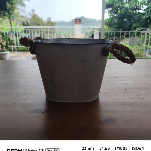 Metal garden planter like new