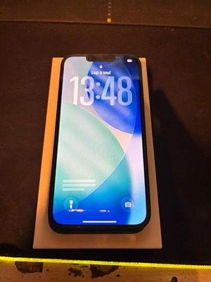 iPhone 13 128GB зелено като нов с пълен комплект защита Spigen & Apple