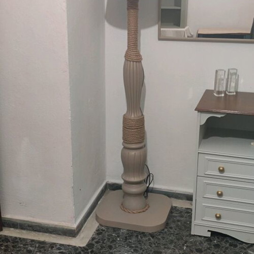 Αντικε φωτιστικό μεταχειρισμένο από μασίφ ξύλο ύψους 1,70 μ.