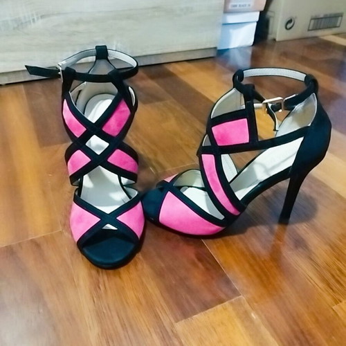 Fuchsia suede sandals with black straps size 36 like new