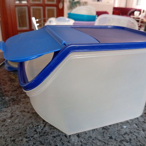 Tupperware container 5.5 liters like new for cookies and snacks