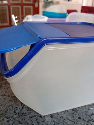 Tupperware container 5.5 liters like new for cookies and snacks