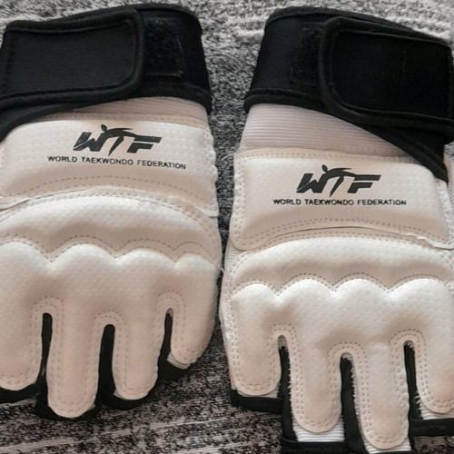 Taekwondo protective gloves with reinforcement, like new, small size