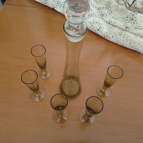 Glass serving set like new with carafe and 5 green glasses