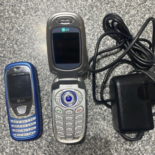 Package of five mobile phones and 13 headset sets used, unknown phone condition