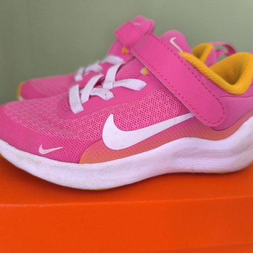 Nike Revolution 7 kids athletic shoes used, size 25, fuchsia