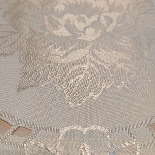 Set of 7 satin tablecloths and napkins cream new