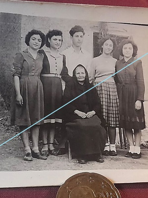 Βιντάζ ασπρόμαυρη οικογενειακή φωτογραφία με παλιό ραδιόφωνο