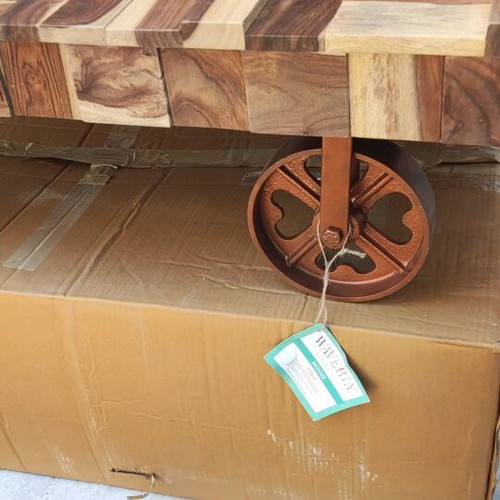 Coffee table with wheels like new