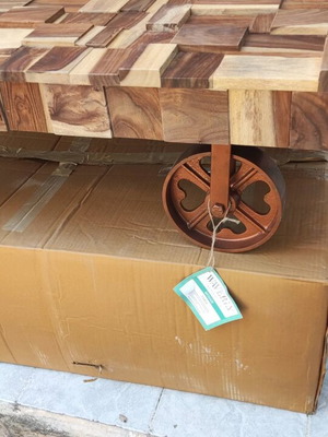 Coffee table with wheels like new
