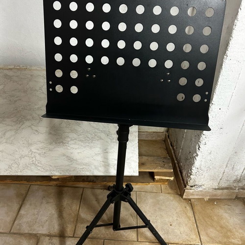 Music stand like new with case and sturdy construction