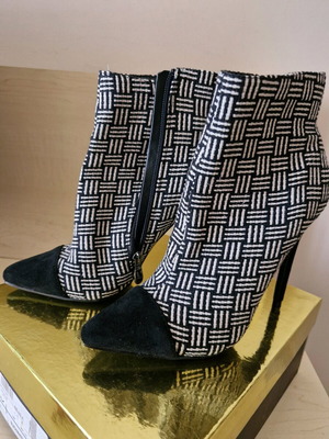 Women's checkered black and white ankle boots like new, 10cm heel