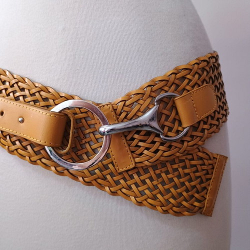 Women's belt mustard with silver details like new, adjustable