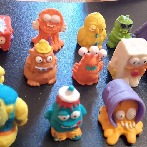 The Trash Pack figures and bins collection, like new, 14 figures & 6 bins