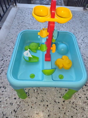 Children's sand and water play table