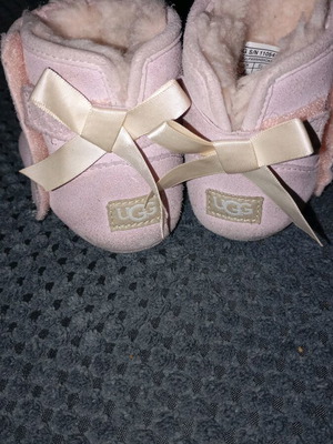 Ugg with fur inside like new