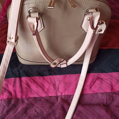 Beige leather shoulder handbag new, spacious, easy to carry