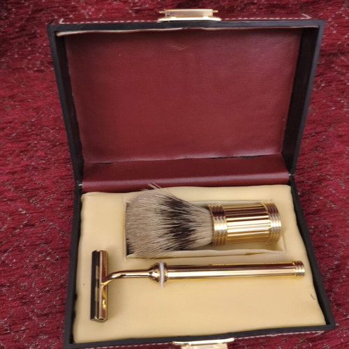 Vintage shaving set in gold color with brush and razor in case like new